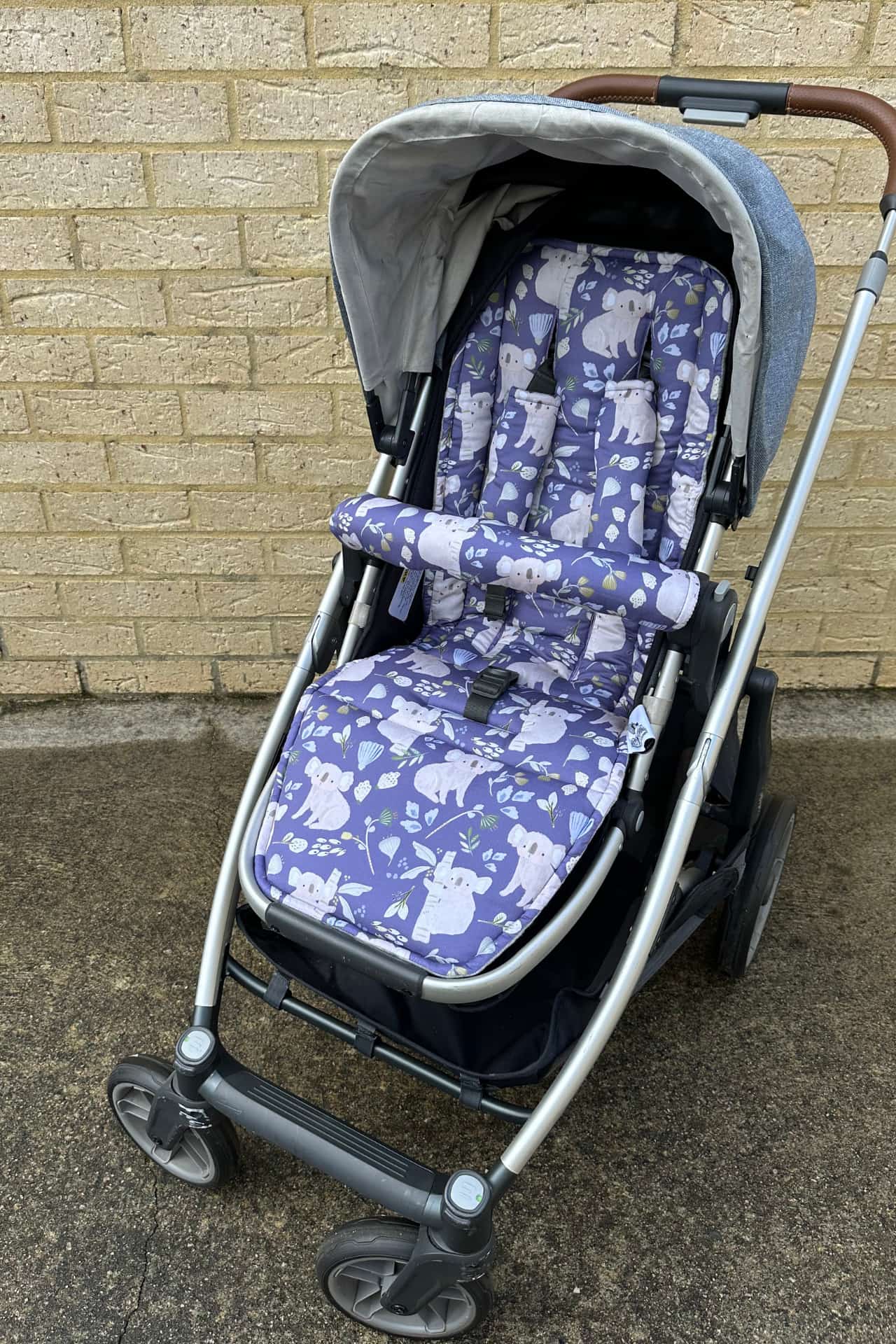 Stroller with a blue patterned seat cover 